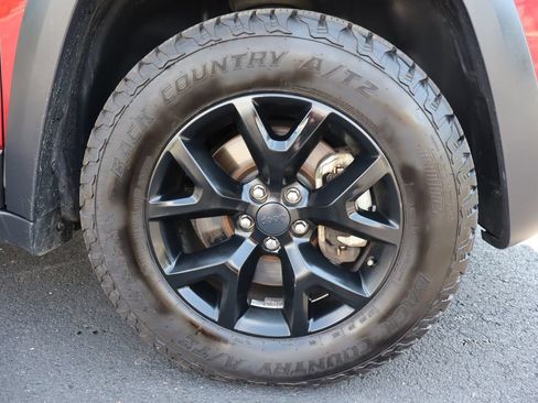 Used 2017 Jeep Cherokee Trailhawk AWD/4WD image 45