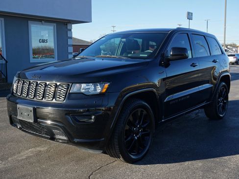 Used 2017 Jeep Grand Cherokee Altitude image 1