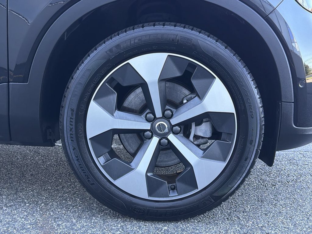 Certified 2025 Volvo XC40 B5 Plus AWD/4WD image 13