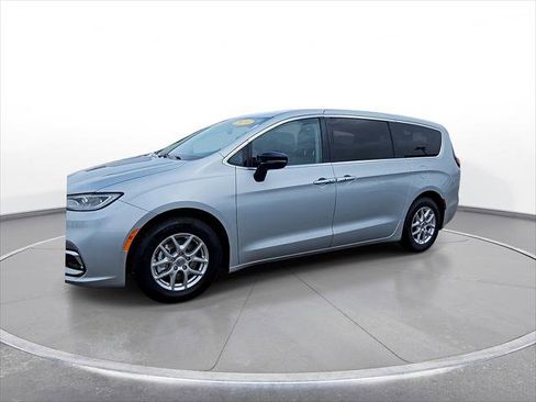 Used 2024 Chrysler Pacifica Touring-L FWD image 4