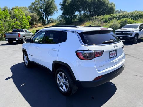 Used 2024 Jeep Compass Latitude AWD/4WD image 8