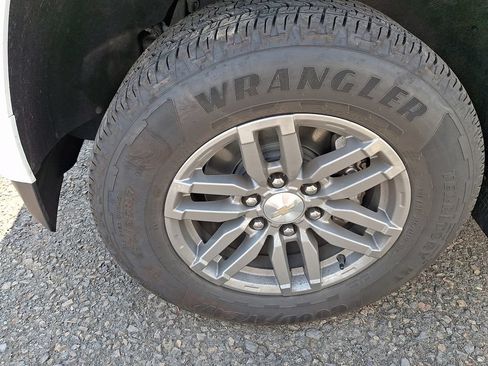 Used 2024 Chevrolet Colorado LT w/ LT Convenience Package AWD/4WD image 7