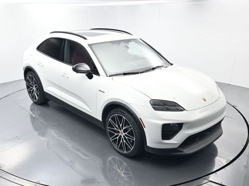 Certified 2025 Porsche Macan 4S Electric AWD/4WD image 39