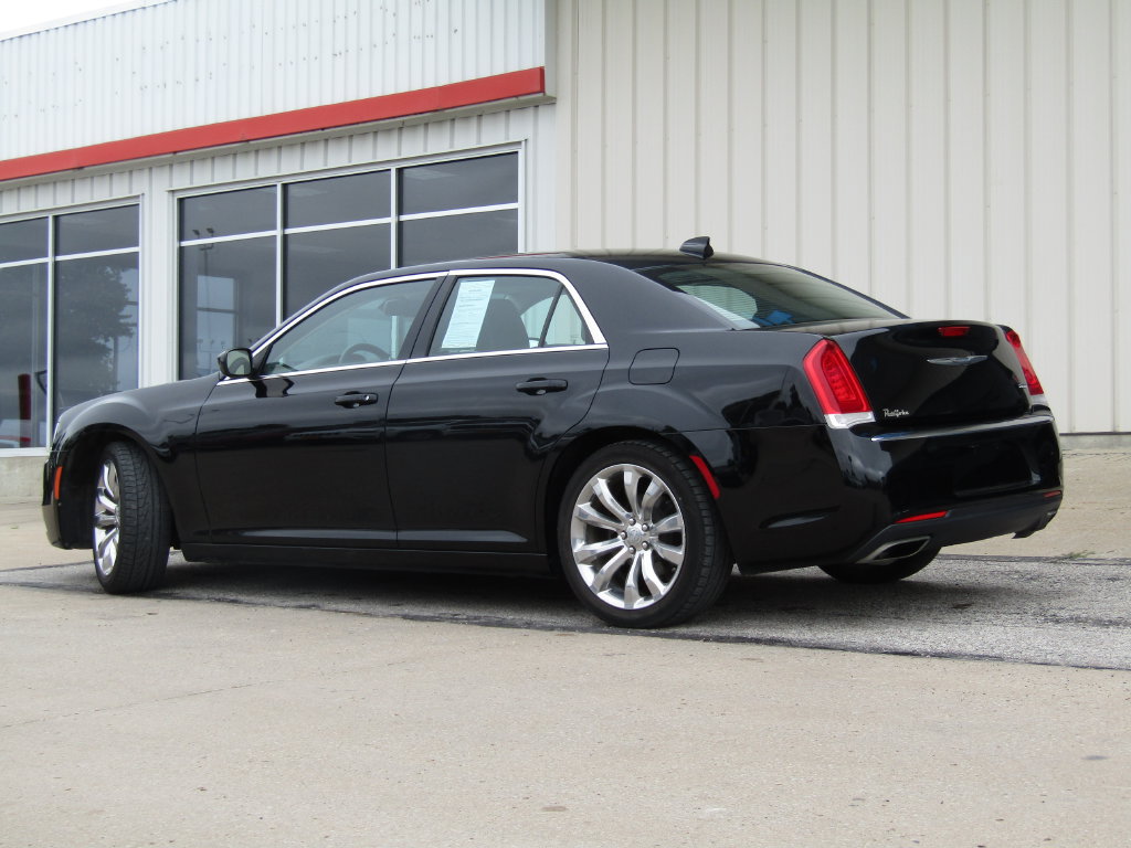 Used 2017 Chrysler 300 Limited RWD image 10