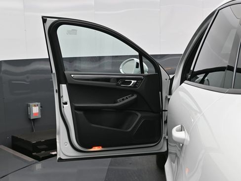 Certified 2025 Porsche Macan image 8