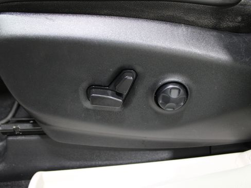 Used 2023 Chrysler Pacifica Limited image 4