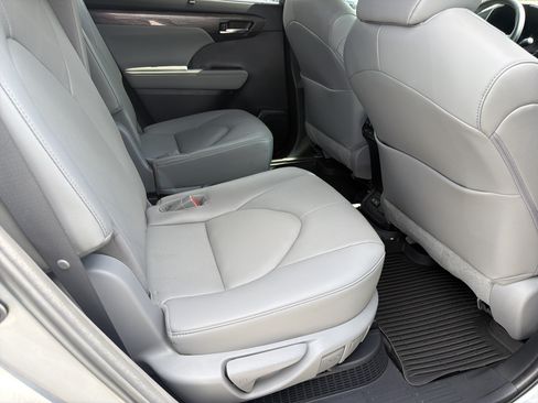 Used 2023 Toyota Highlander Platinum AWD/4WD image 26