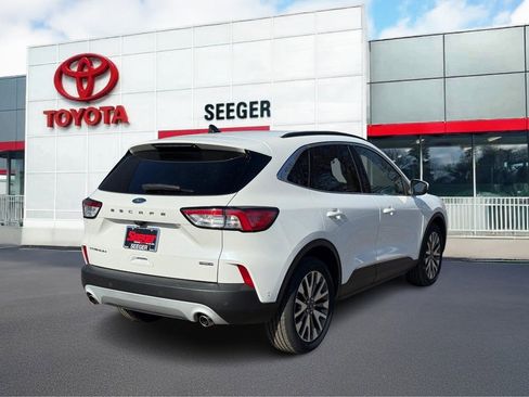 Used 2020 Ford Escape Titanium image 3