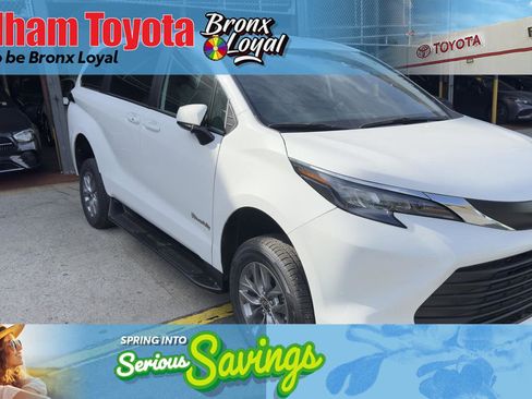 Used 2025 Toyota Sienna LE FWD image 1