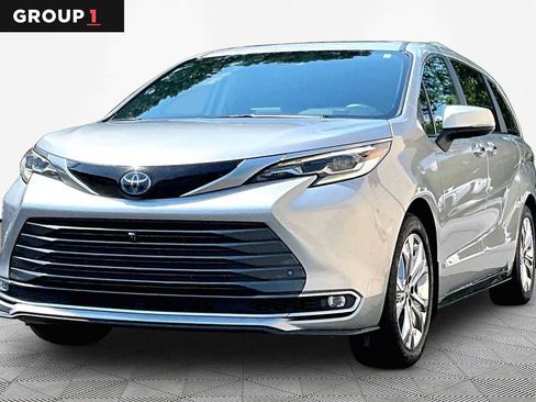Certified 2023 Toyota Sienna Platinum FWD image 1