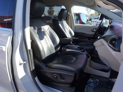 Used 2017 Chrysler Pacifica Touring-L Plus image 27