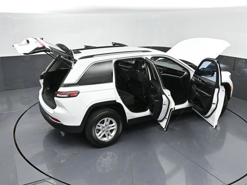 Used 2023 Jeep Grand Cherokee Laredo AWD/4WD image 52