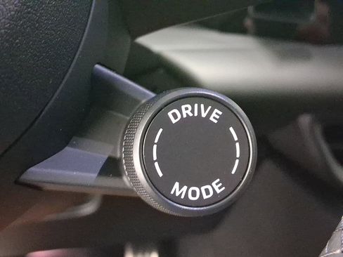 Used 2025 Porsche Macan Electric RWD image 19