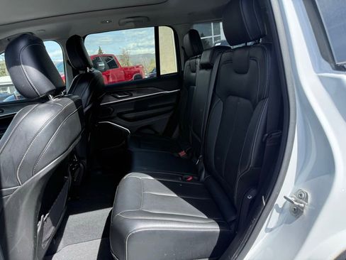 Used 2022 Jeep Grand Cherokee Limited w/ MOPAR Finishing Package AWD/4WD image 17