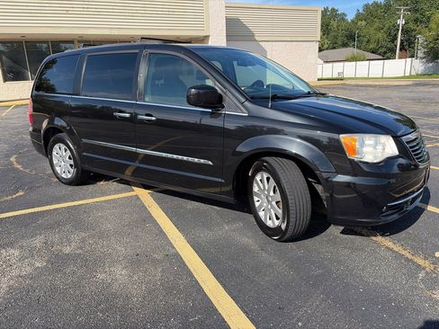 Used 2015 Chrysler Town & Country Touring w/ Driver Convenience Group FWD image 13