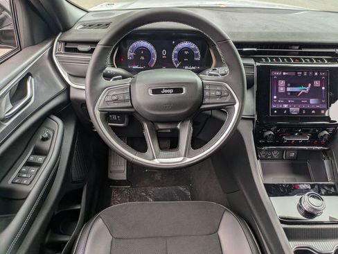 New 2025 Jeep Grand Cherokee Altitude image 15