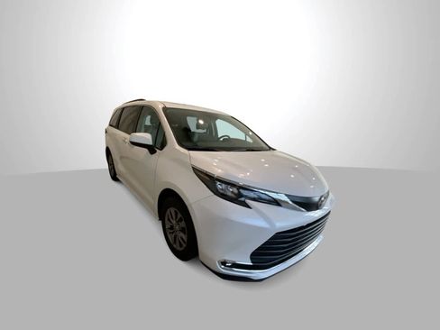 Used 2024 Toyota Sienna XLE image 2