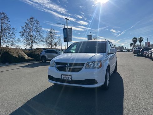 Used 2016 Dodge Grand Caravan SXT w/ UConnect Hands-Free Group image 1