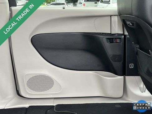 Used 2022 Chrysler Pacifica Touring-L FWD image 16