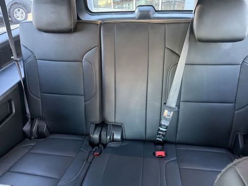 Used 2018 Chevrolet Suburban LT image 16