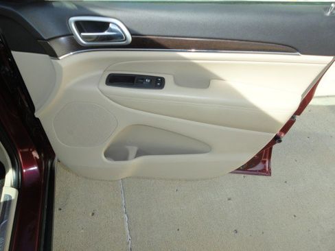 Used 2018 Jeep Grand Cherokee Limited image 18