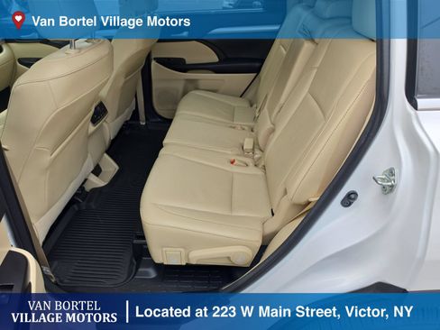 Used 2017 Toyota Highlander XLE AWD/4WD image 25