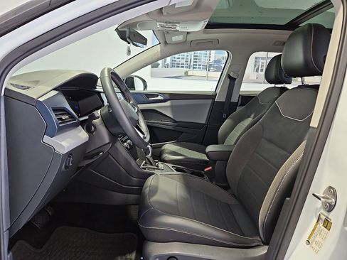 Used 2023 Volkswagen Taos SE w/ Panoramic Sunroof Package FWD image 16