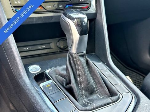 Used 2022 Volkswagen Tiguan SE w/ Panoramic Sunroof Package FWD image 17