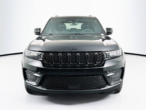 Used 2023 Jeep Grand Cherokee Altitude AWD/4WD image 2