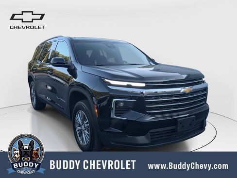Used 2025 Chevrolet Traverse LT FWD image 1