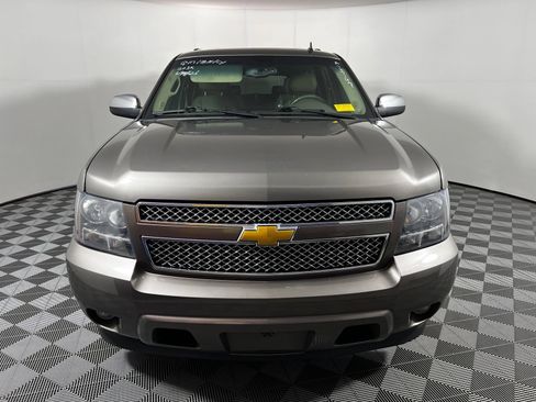 Used 2012 Chevrolet Suburban LTZ RWD image 2