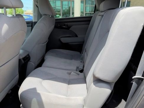 Used 2023 Toyota Highlander LE FWD image 11