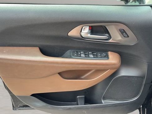 Used 2018 Chrysler Pacifica Limited image 13