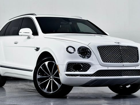 Used 2018 Bentley Bentayga image 2