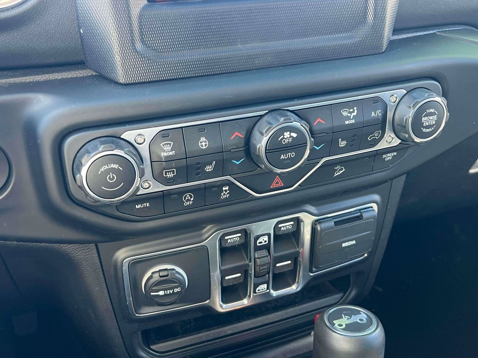 Used 2018 Jeep Wrangler Unlimited Sahara w/ Dual Top Group AWD/4WD image 12