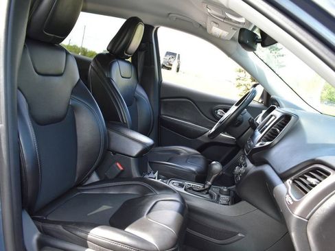 Used 2019 Jeep Cherokee Latitude Plus w/ Comfort/Convenience Group AWD/4WD image 24