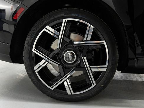 New 2026 Rolls-Royce Cullinan Black Badge image 14
