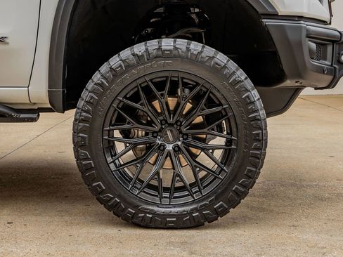 Used 2024 GMC Sierra 1500 AT4X image 12