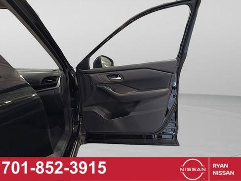 Certified 2025 Nissan Rogue SV image 37