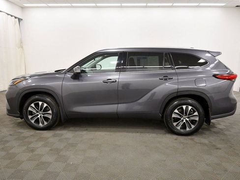 Used 2022 Toyota Highlander XLE image 4