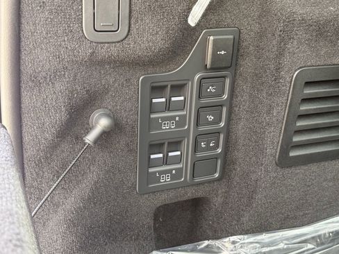 New 2026 Land Rover Discovery Dynamic SE image 14