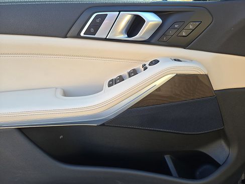 Used 2022 BMW X5 xDrive40i w/ M Sport Package image 12