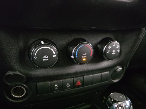 Used 2015 Jeep Wrangler Sport w/ Connectivity Group image 40