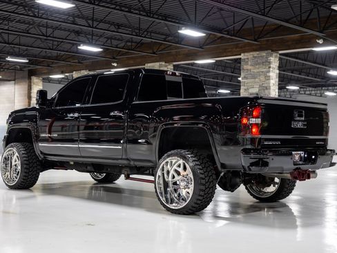 Used 2017 GMC Sierra 2500 Denali w/ Duramax Plus Package AWD/4WD image 17