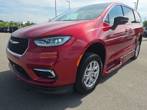 Used 2024 Chrysler Pacifica Touring-L FWD image 1