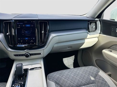 Used 2022 Volvo XC60 B5 Momentum image 26