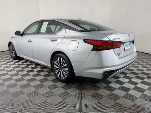 Used 2024 Nissan Altima 2.5 SV image 2
