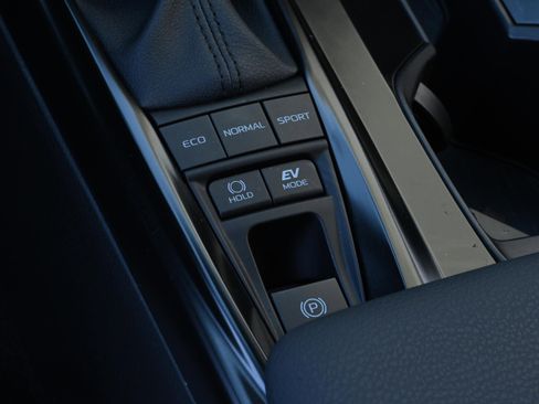 Used 2025 Toyota Camry SE image 21