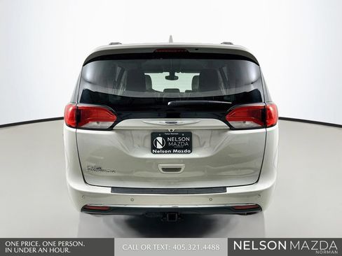 Used 2017 Chrysler Pacifica Touring-L FWD image 7