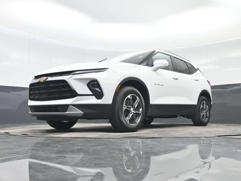 Used 2025 Chevrolet Blazer LT w/ Convenience Package FWD image 16